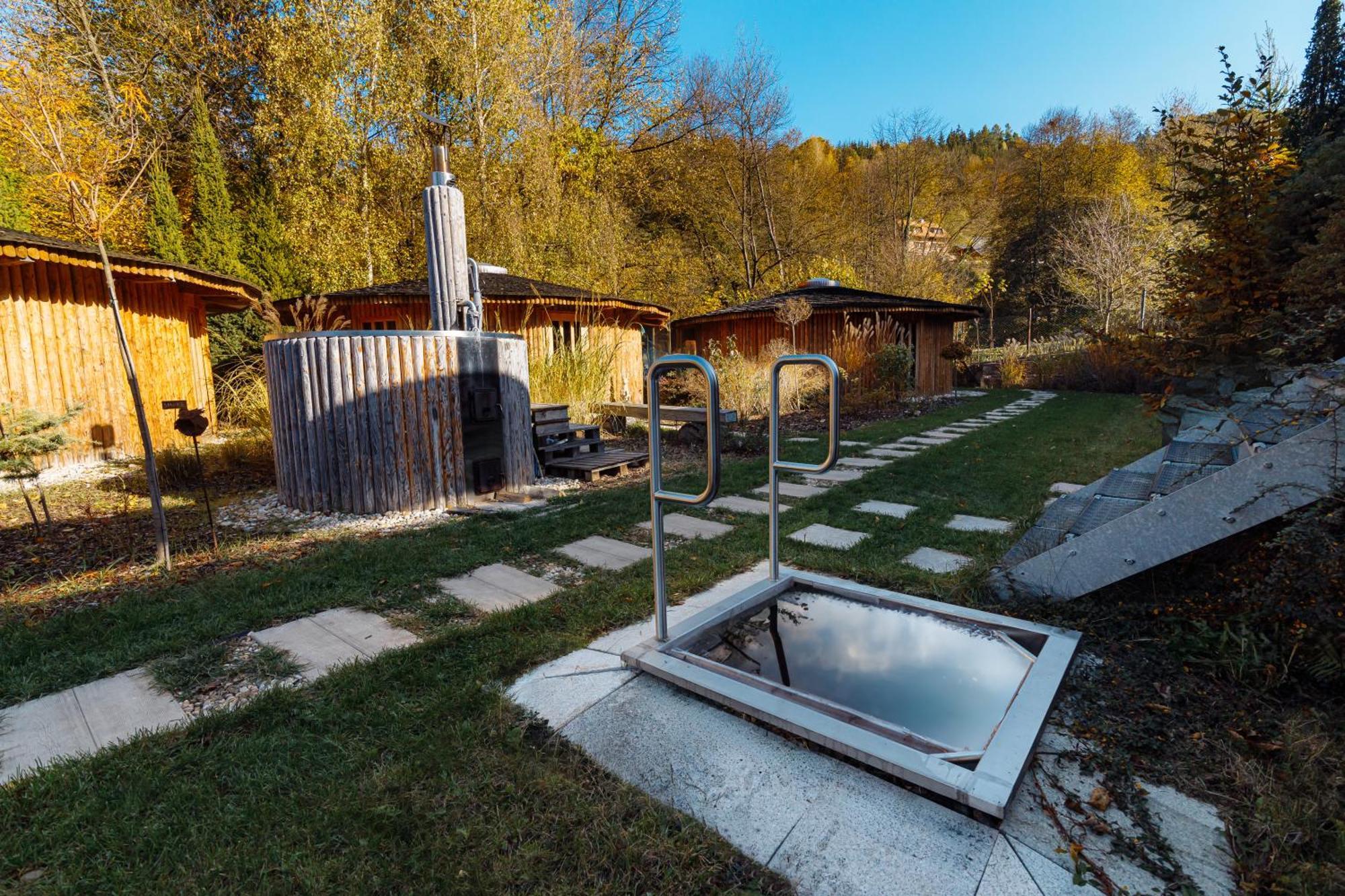Glamp V Hluboke - Yurts And Wooden Houses Vsetín Kültér fotó
