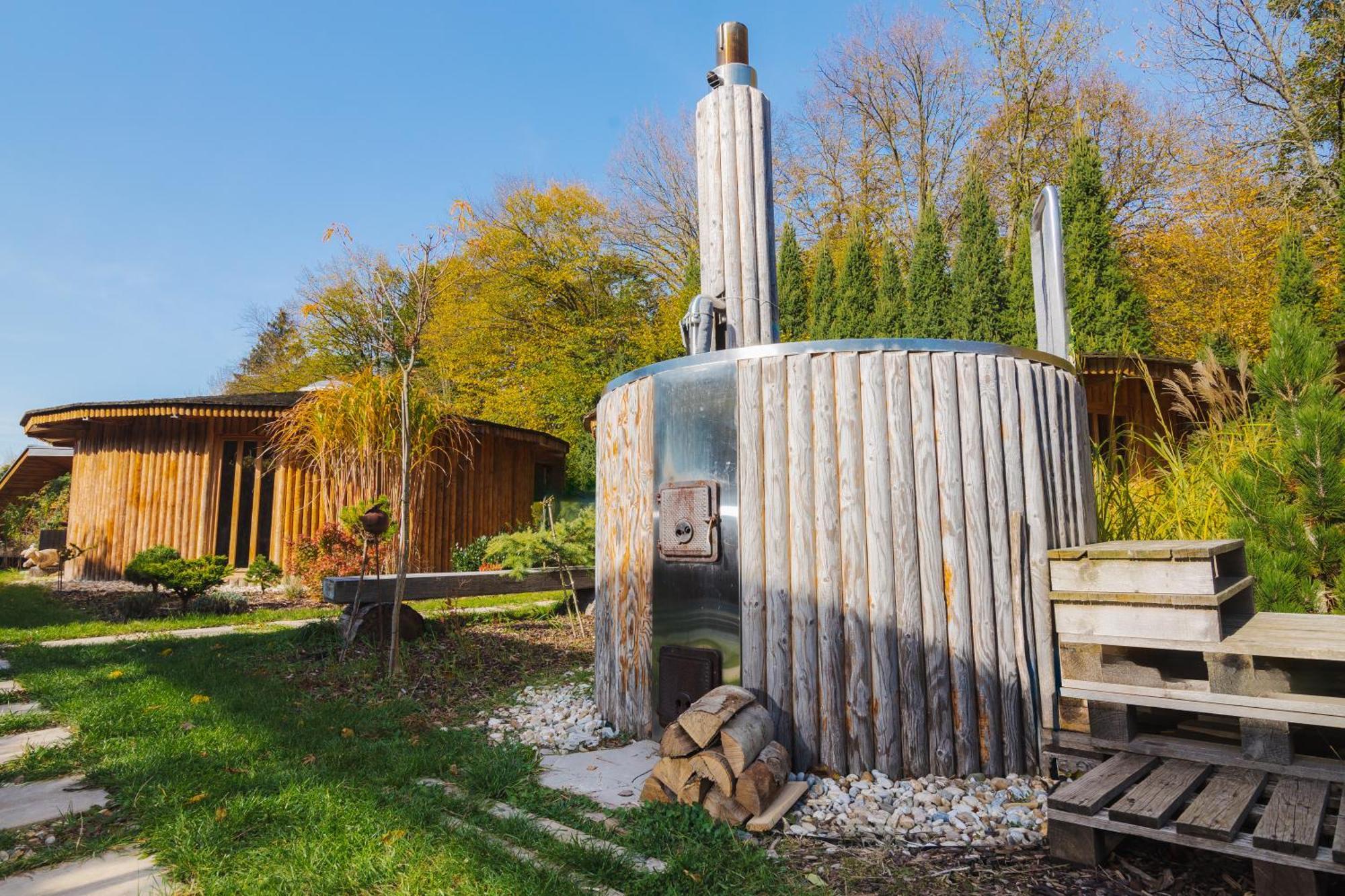 Glamp V Hluboke - Yurts And Wooden Houses Vsetín Kültér fotó
